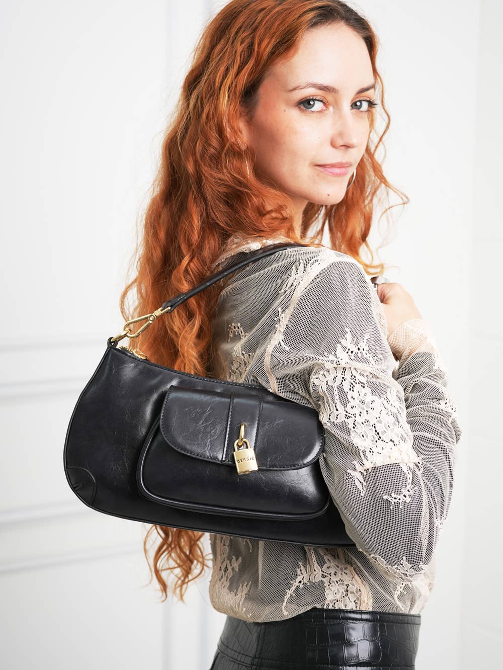 CLASSIC BESSIE BAGUETTE BAG